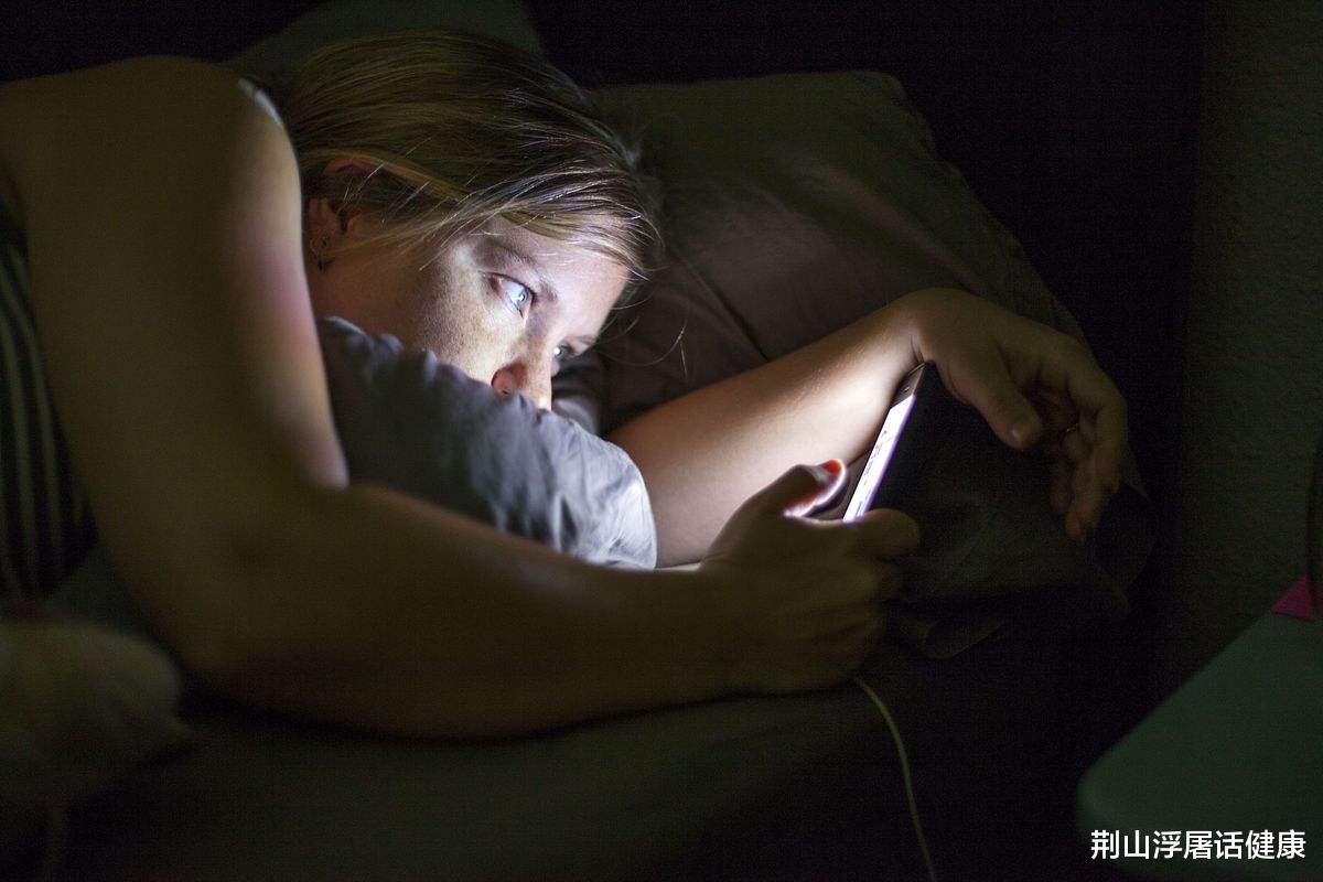 肝脏|睡前爱玩手机的人，头部若出现3个症状，或许肝已“撑不住”了
