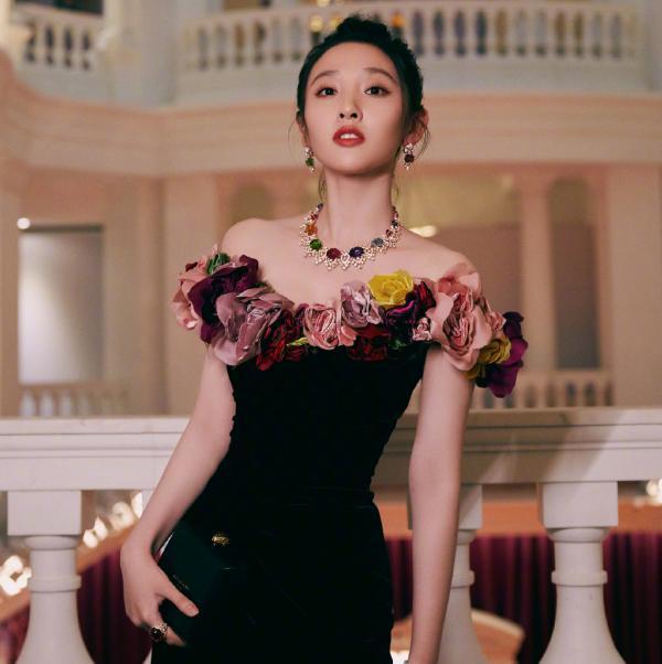证件照|结婚证件照：撒贝宁冷脸，张若昀超开心，冯绍峰才是对婚姻的尊重