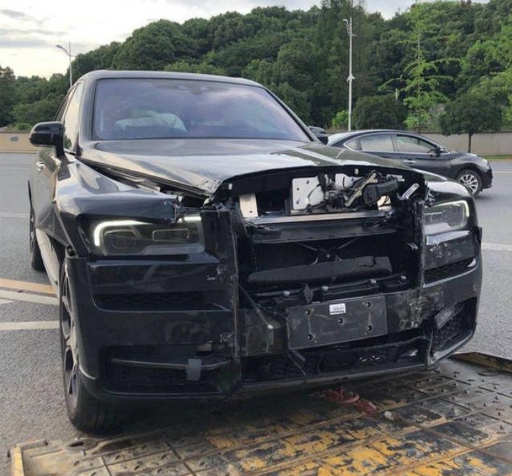 劳斯莱斯库里南：面包车撞劳斯莱斯细节：6个安全气囊弹出，司机为女子