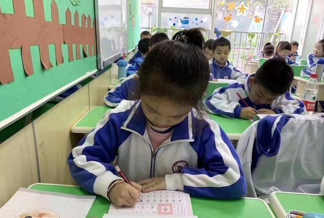 【作文】小学生满分作文火了，改卷老师哭笑不得：这脑洞，我都不敢想