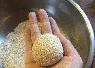 @在家做麻团,总是不“鼓包”?教你一招,做的麻团个个空心又好吃