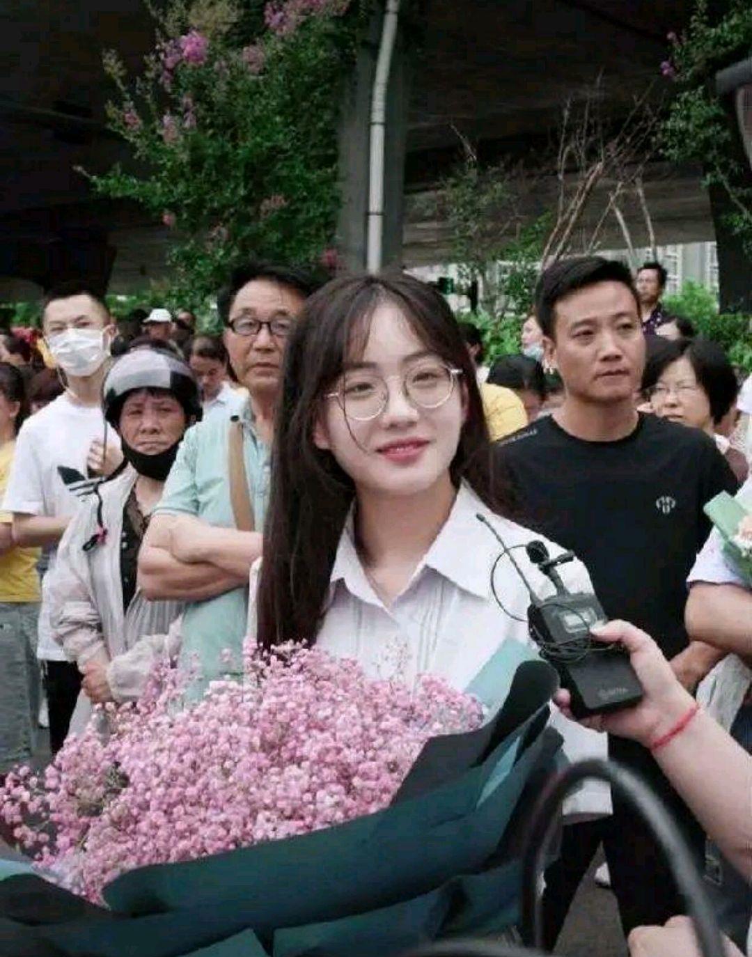 女孩|高考现“最美等待女孩”,却表示不想出名,网友:姑娘,好样的