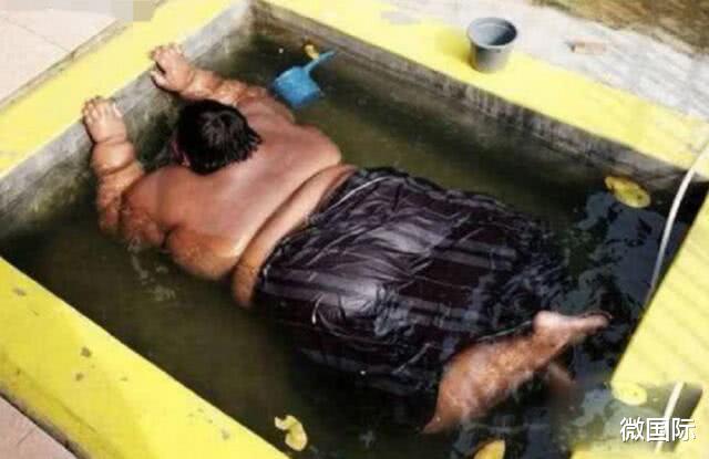 ##当年睡塌5张床的印尼400斤男孩，立志要减肥，如今帅到犯规