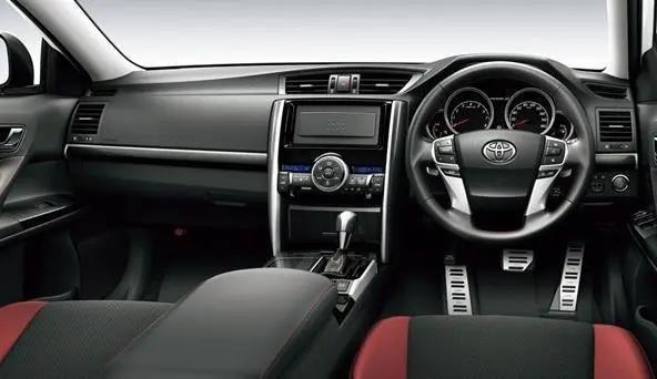 丰田锐志▲丰田又火了！它比宝马3系漂亮十倍，标配10气囊，V6引擎破百仅7秒