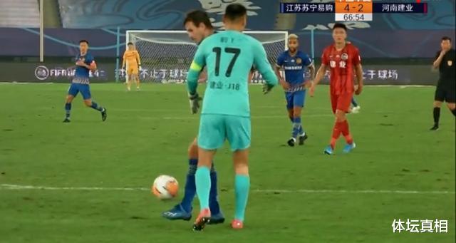 河南建业|建业门将上演可笑一幕！门将把球送给对手，盯着裁判等对手进球