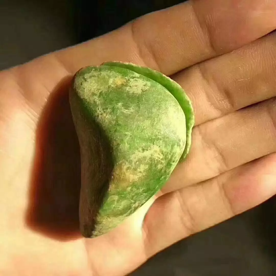 ：随手买下的翡翠小原石，一刀切出18颗满绿戒面！