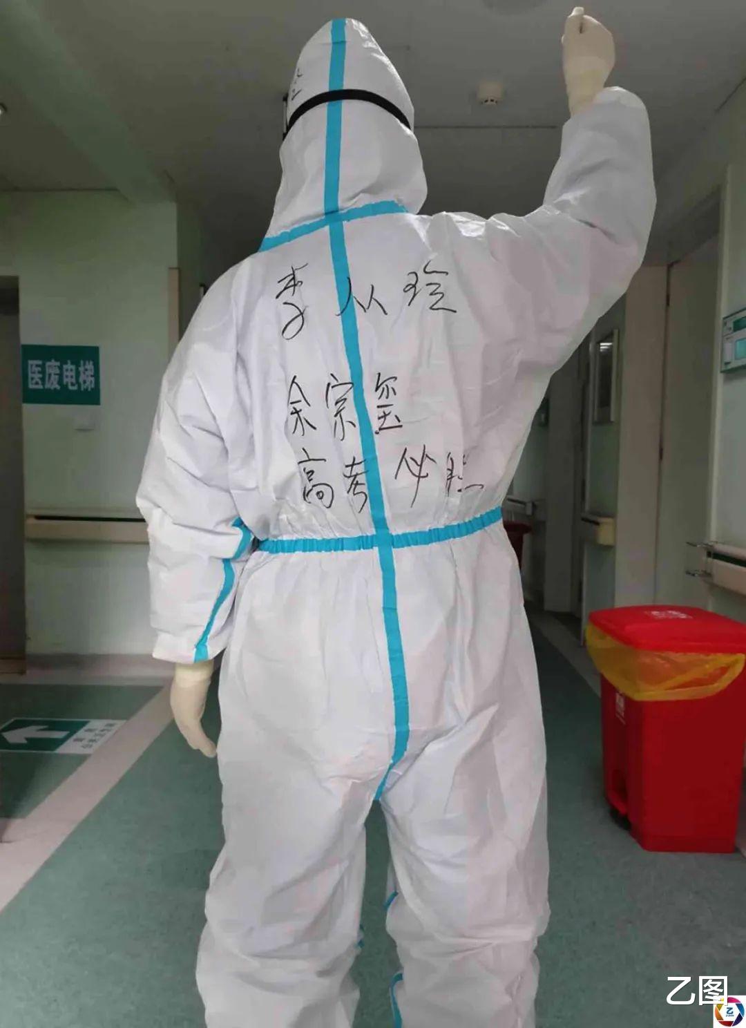 乙图|援鄂护士送儿子到武汉报到，被鲜花和记者包围，儿子被阵势吓懵了