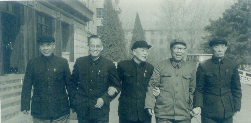 『起义』55年授衔时他只是军长，主席：别人可不授上将，他必须是上将！