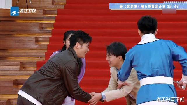 郭麒麟|《奔跑吧》郭麒麟自夸时，其他成员认真捧场，谁注意baby在干嘛？