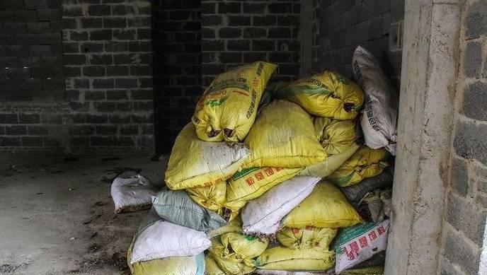 农村百万别墅放在那里长草, 村民苦寻房主无果!