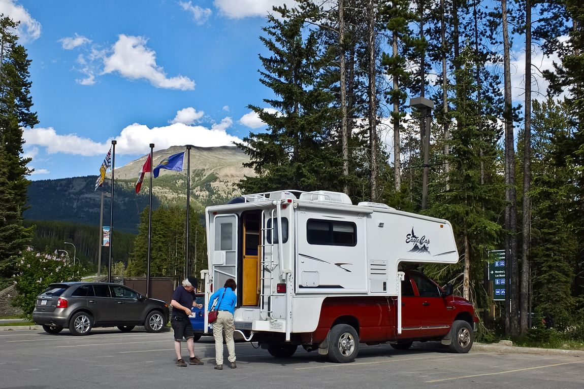|老司机提醒:自驾游到无人区没地方休息,也千万不能直接睡在车里!