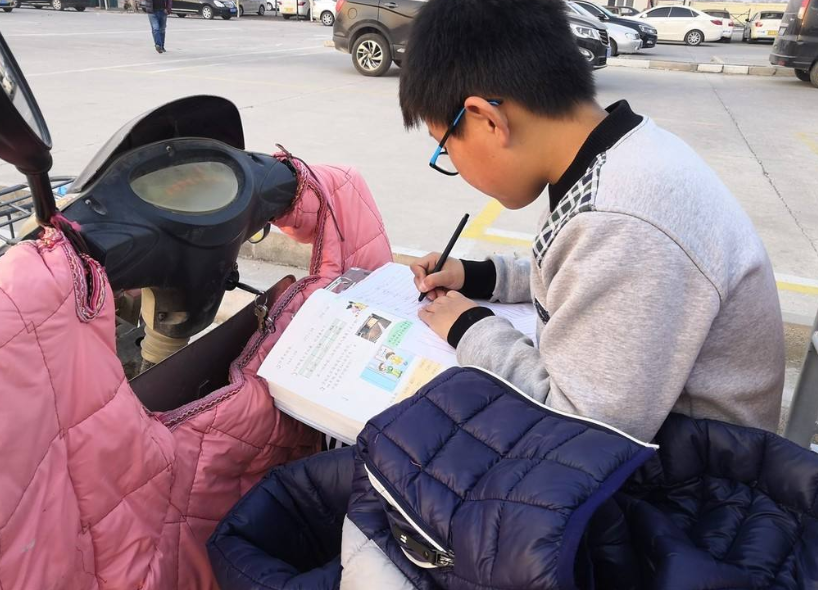 『』“日+立=昱”？小学生被扣分，家长：写得又没错为啥要扣分？