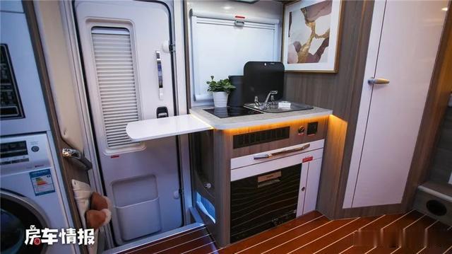 房车■续航500公里的新能源房车，自带“发电机”充电省事儿，住一家6口