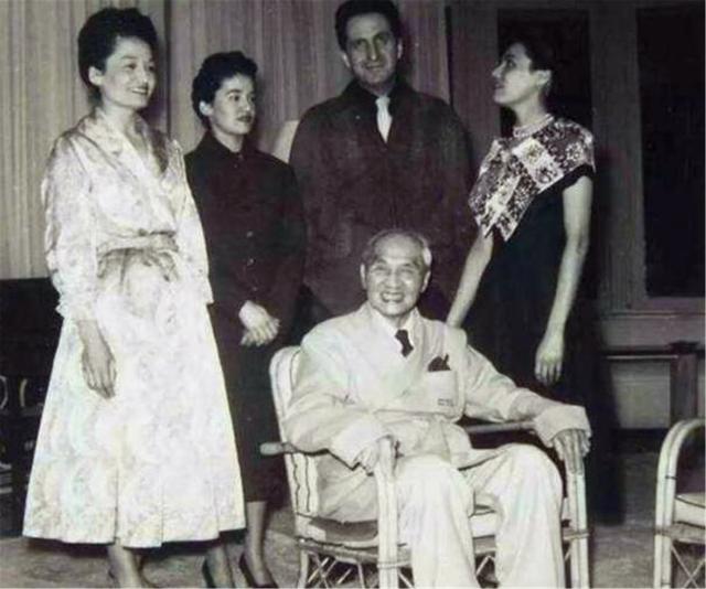 晓君侃史|他靠倒卖文物发财，娶15岁妻子却与岳母关系暧昧，晚年不敢回国