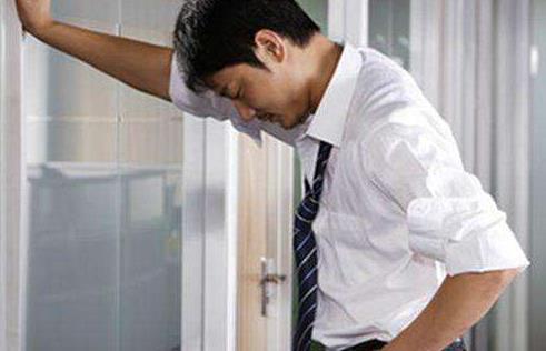 【尿道炎】早起上厕所时,尿液很黄、异味还大?可能是在警告你这些事