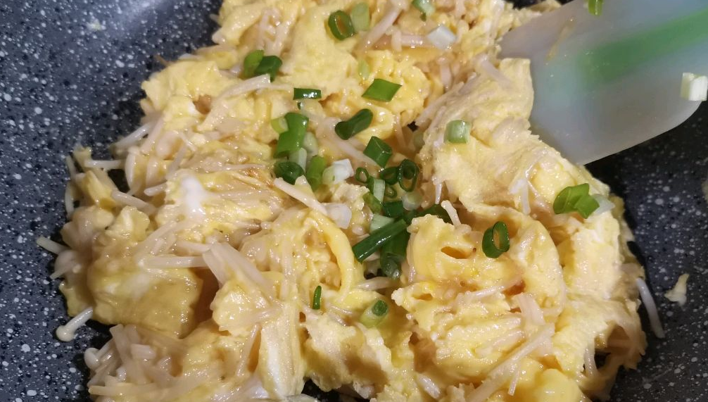 『金针菇』通便菜原来是它，晚餐吃一点，轻松排便，比泻药还厉害，瘦出A4腰