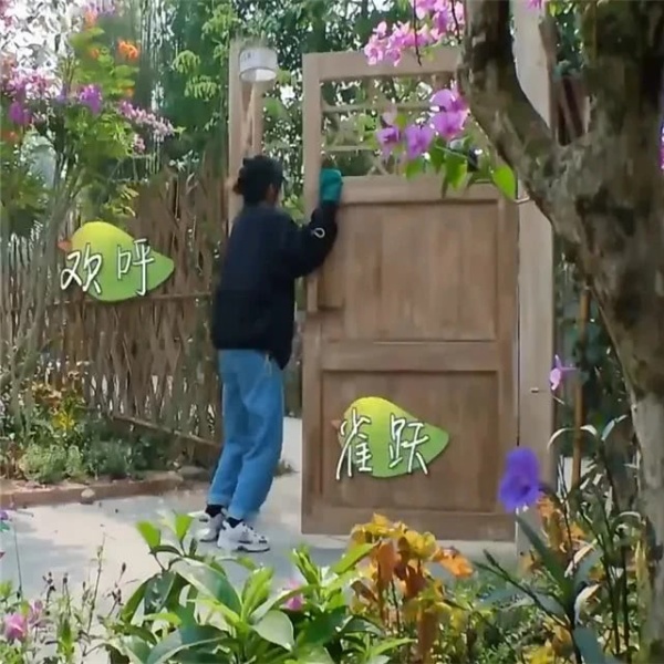 「张子枫」张子枫见客人都会很腼腆,当第一次迎来自己的朋友时,开心到蹦!