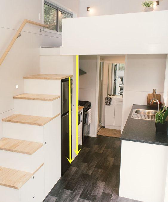 :楼梯下面还用来打柜子?看看别人家的楼梯设计,能塞下整个厨房!