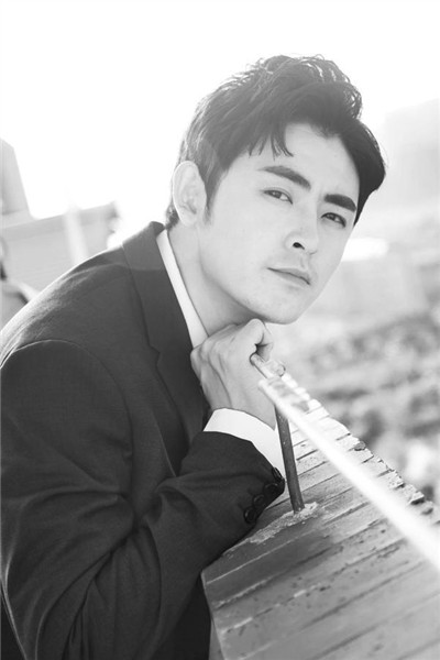 琉璃|《琉璃》全员拍黑白大片，成毅现代装帅气依旧，却没认出罗喉计都