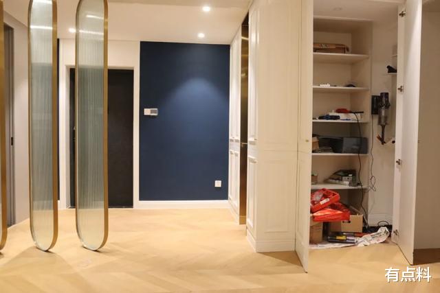 「」不足1㎡的空间能干啥?那用处可太多了,装个柜门比杂物间都好用