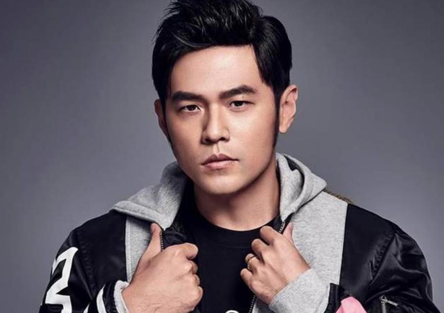 周杰伦|周杰伦晒深夜钢琴照，粉丝担心吵到邻居，周总霸气回应，我酸了