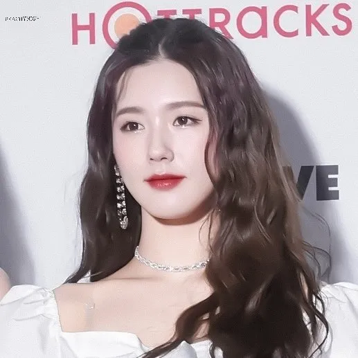 眼妆|Lisa前队友曾被YG拒绝出道？她用2年时间换了张脸，高级了“1000倍”！