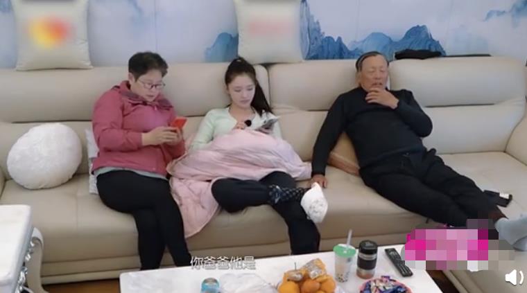 「梁小冰」林允遭妈妈催婚却因两人对话太过经典引共鸣，网友：要不要这么真实