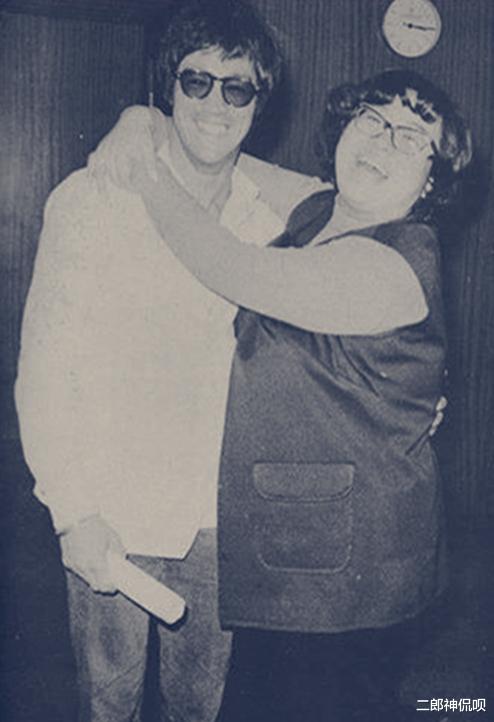 李小龙|无法重拍的瞬间:抱沙袋的周星驰,玩手机的宋江,搂李小龙脖子的“肥肥”