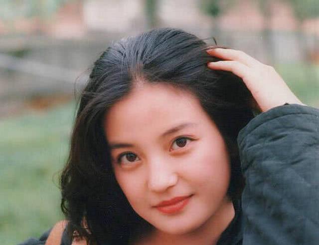 【赵薇】黄晓明为何4年都追不到赵薇？看了两人大学旧照，路人都看不上他