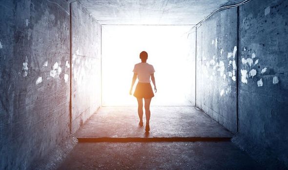 「科学家」死后的生活：据一女子描述被“温暖”和“能量”包围。科学家表示对此并无科学证明