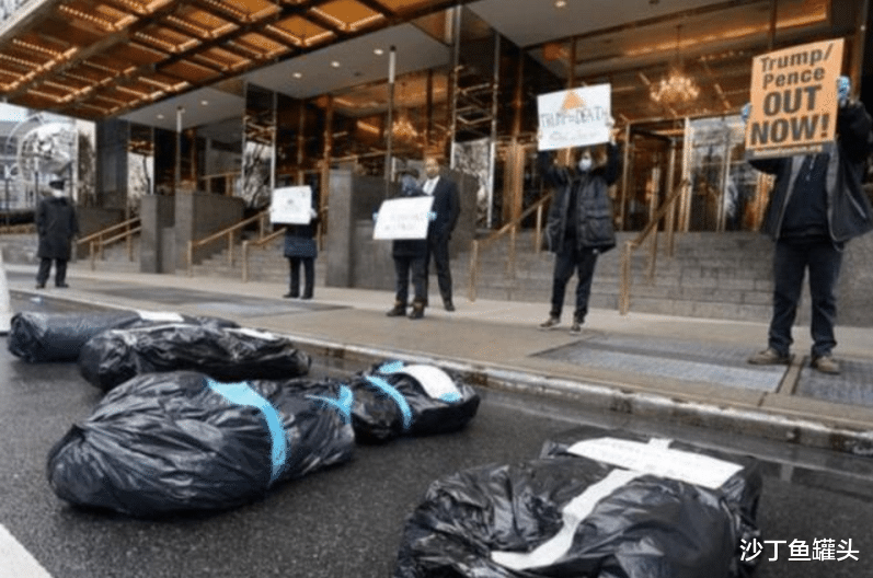 #美国#美国确诊人数已经突破113万！患者尸体被摆放在白宫门口，呼吁特朗普下台！