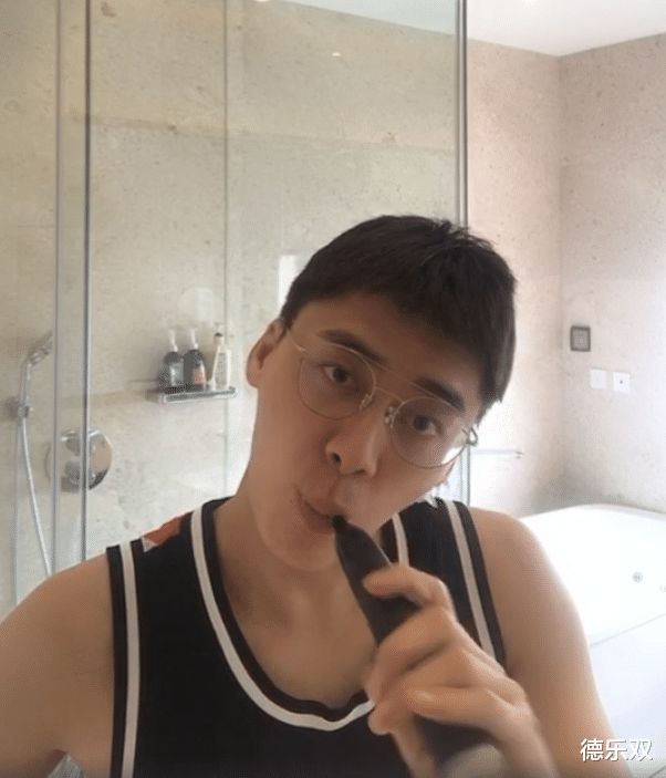 李易峰：李易峰一睡醒就直播洗脸，看清真实状态，粉丝：你谁呀？