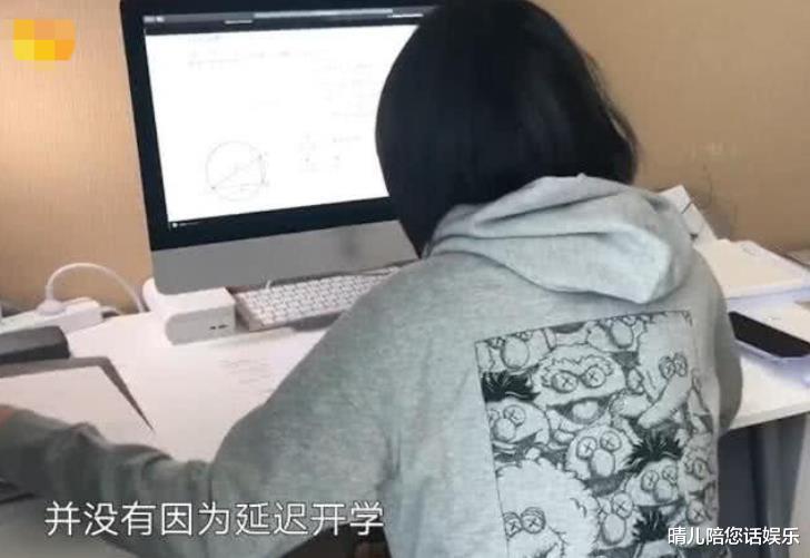 【】张子枫冲刺高考在家刷题，当看清题目内容，大多女生都看不懂！