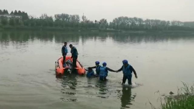 鲫鱼@郑州一男子凌晨垂钓鱼竿落水，下河打捞鱼竿时溺亡