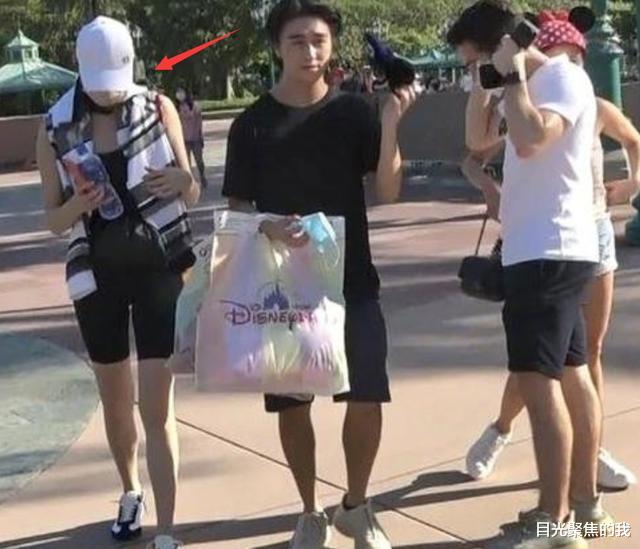 「奚梦瑶」何猷君带奚梦瑶逛迪士尼,两人身高差引网友热议,我没眼花吧?