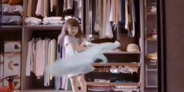 |走进朱茵在香港的豪宅，客厅墙壁用落地窗代替，房子更像景观房