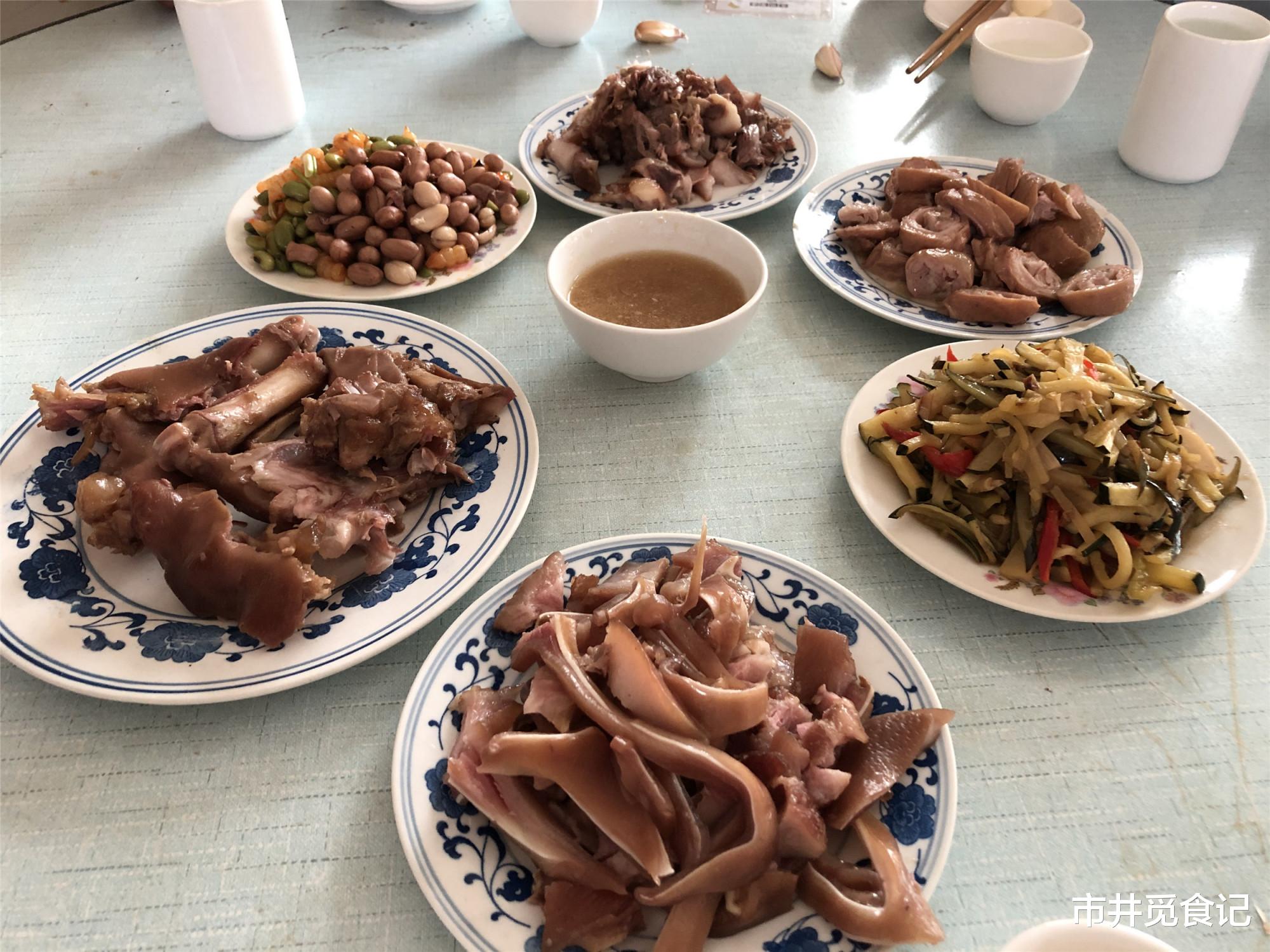 大饭店|老同学开车千里找我,没去大饭店,小店点了6盘菜,同学:太懂我了