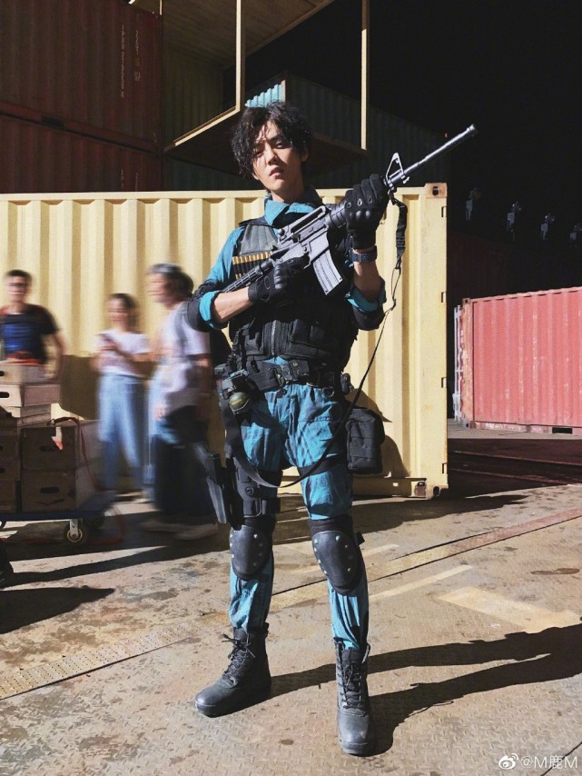 关晓彤|没作品就是自卑？关晓彤深夜发文回应质疑，鹿晗反应好冷漠