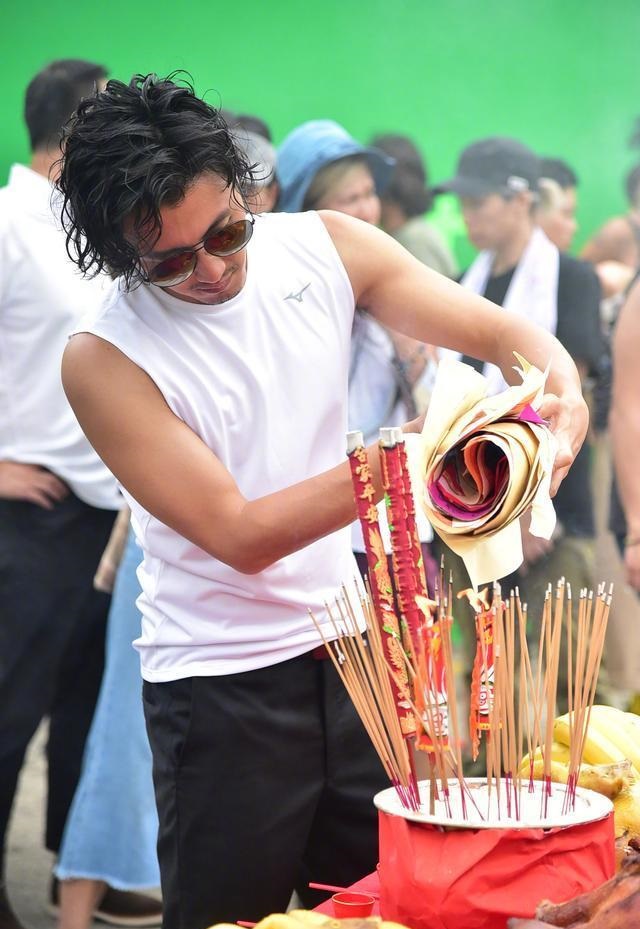 电影@谢霆锋终于想起自己是个演员了!新电影形象,一头卷发太抢眼!