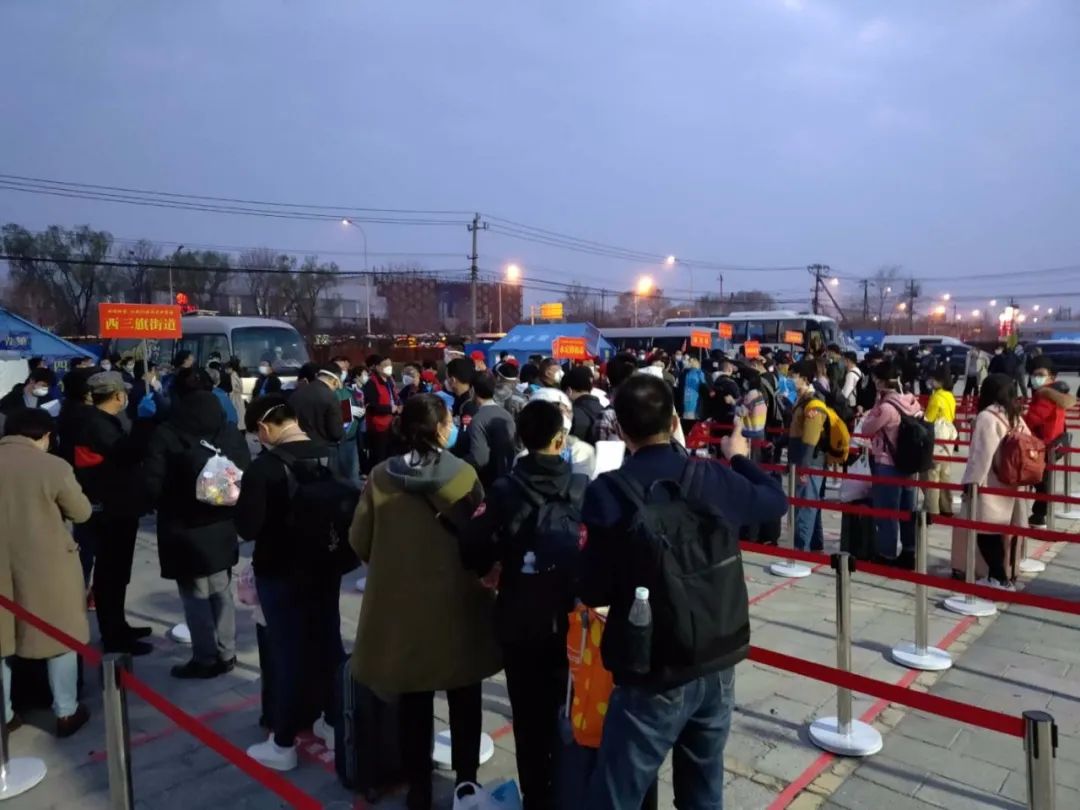 『深圳市』湖北-北京西，首批留鄂人员抵京！记者全程跟访，有乘客获赠香囊