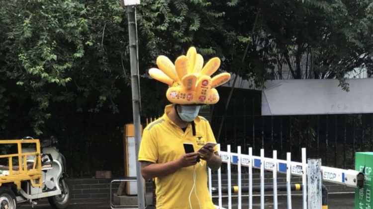 饿了么|美团饿了么头盔之战,最后的赢家却是小黄鸭,网友:这才是猛男!