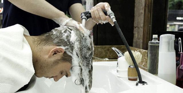 洗发水|为什么理发店使用的洗发水，超市却没有卖的？看完之后涨知识了！