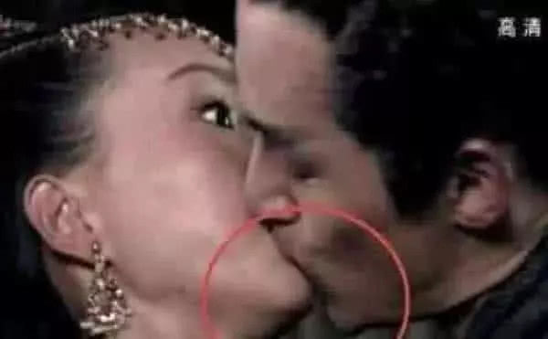 胡歌|最扯的穿帮镜头大集结：胡歌的我忍了，迪丽热巴的就太过分了！