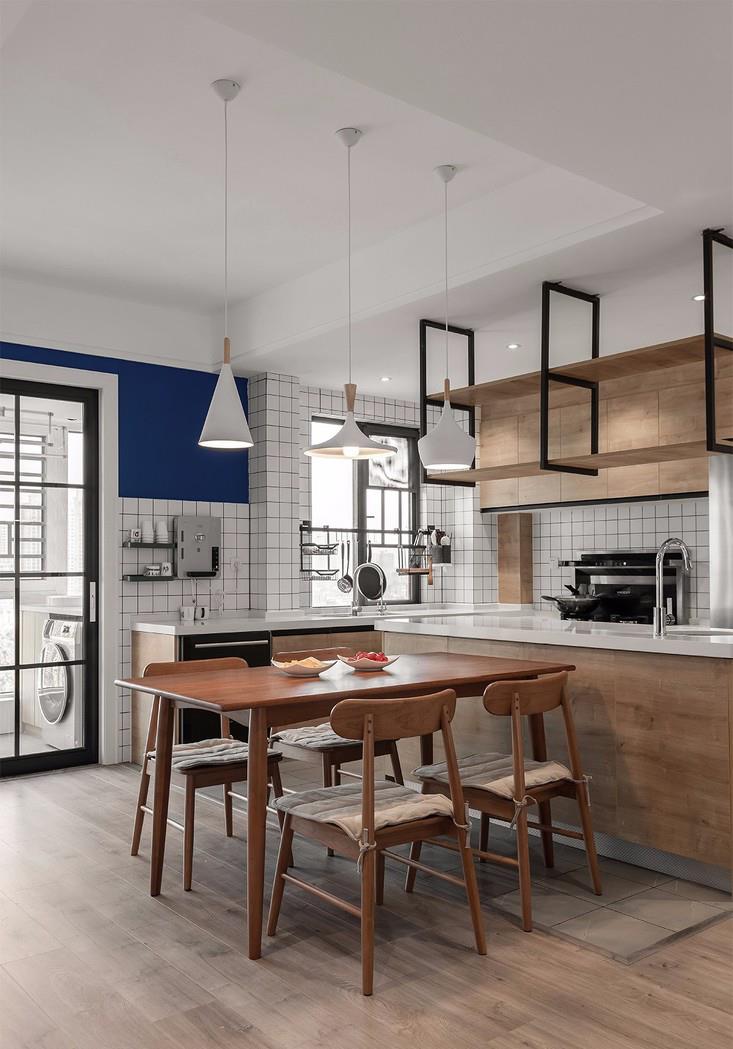 |越来越多人选择打通厨房，不做电视墙，学他家这么装，太有品味了