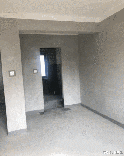 |说实话,床尾衣柜没几个比她家实用,侧边留空多个梳妆区值得炫耀