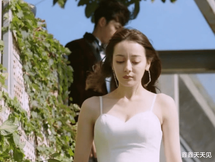 迪丽热巴|热巴总算对婚纱下手了，“珍珠腋窝”实力抢镜，观众：这是认真的？