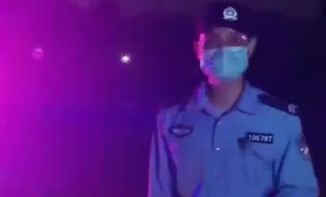 『何鸿燊』因为一个差评，卖家不分昼夜疯狂骚扰顾客，看完一段视频秒认怂