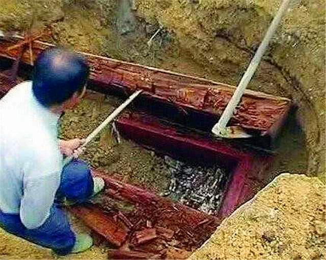 [考古学家]内蒙古挖出血棺，考古队刚揭下女尸面纱，专家大呼：危险，快跑