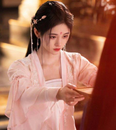 鞠婧祎|鞠婧祎才是“发量”天花板，新剧尝试“披头散发”，当她回眸：实名制羡慕