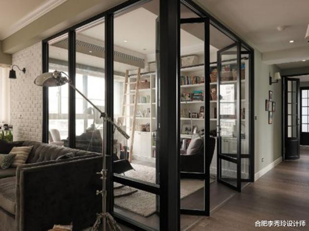 25平客厅只摆放沙发电视太浪费，还好设计师出妙招：沙发后折叠门围书房！